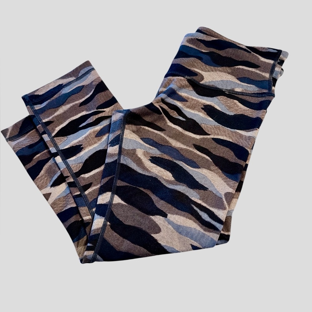 Lululemon Camouflage Pattern Pants crop leggings size 6